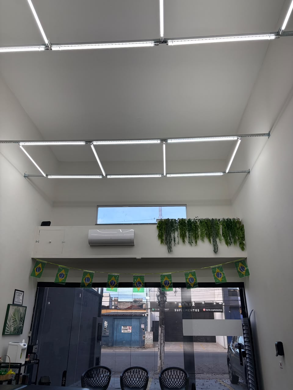 Recepção com iluminação e área de espera