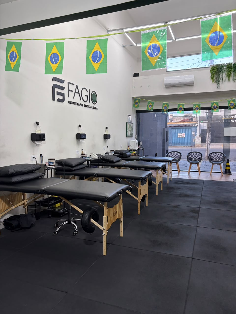 Salas de tratamento com macas profissionais